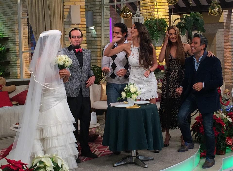 #LaComediaDeHoy Giuseppe Tornaboda (Claudio Herrera) te dice qué tomar en cuenta para preparar tu boda.
