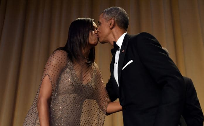 El presidente Barack Obama besa a su esposa Michelle tras el discurso en la cena de corresponsales de la Casa Blanca.