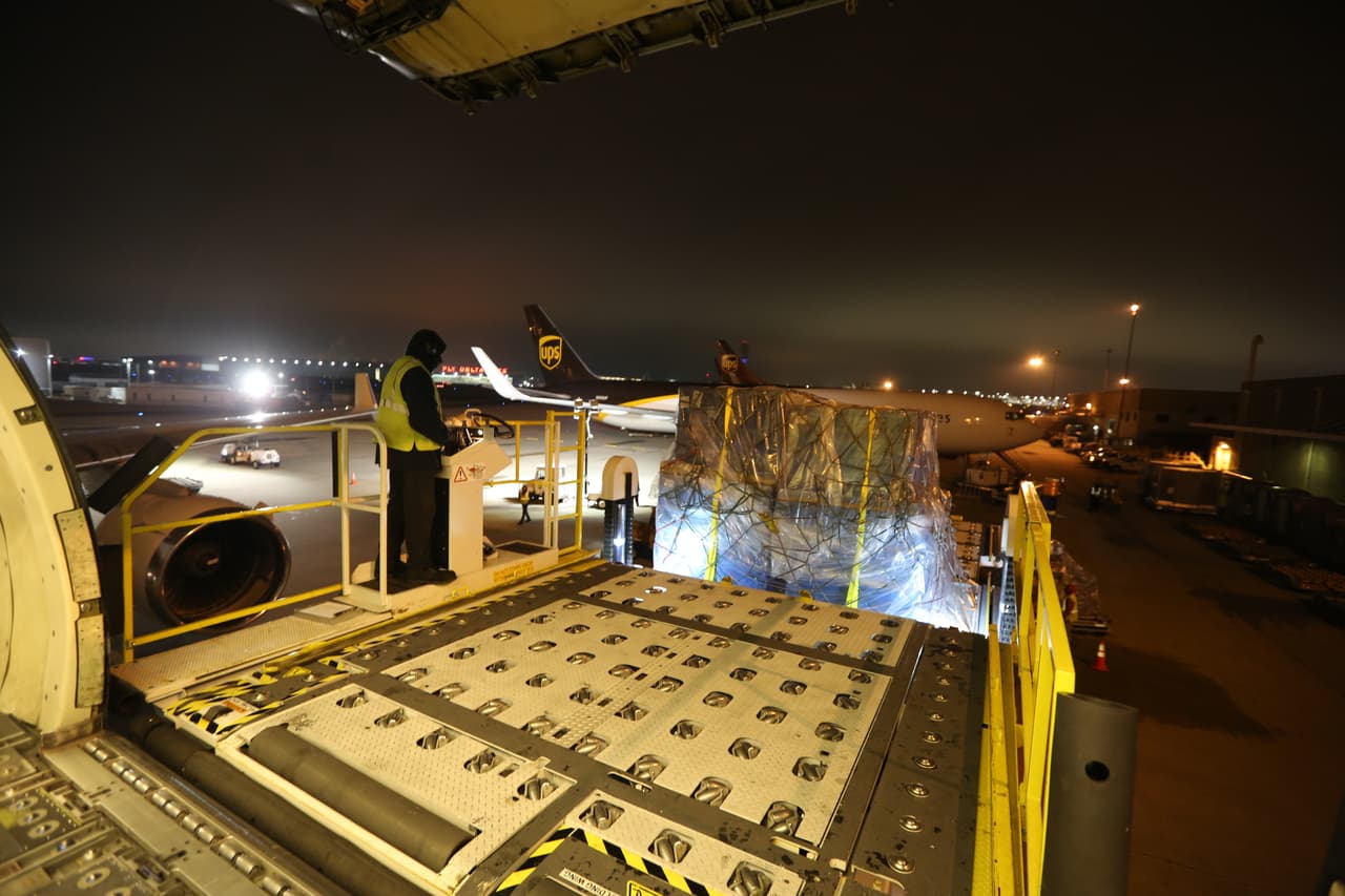 El cargamento incluye 2 millones de mascarillas respiratorias, 11,000 trajes protectores y 280,000 guantes.