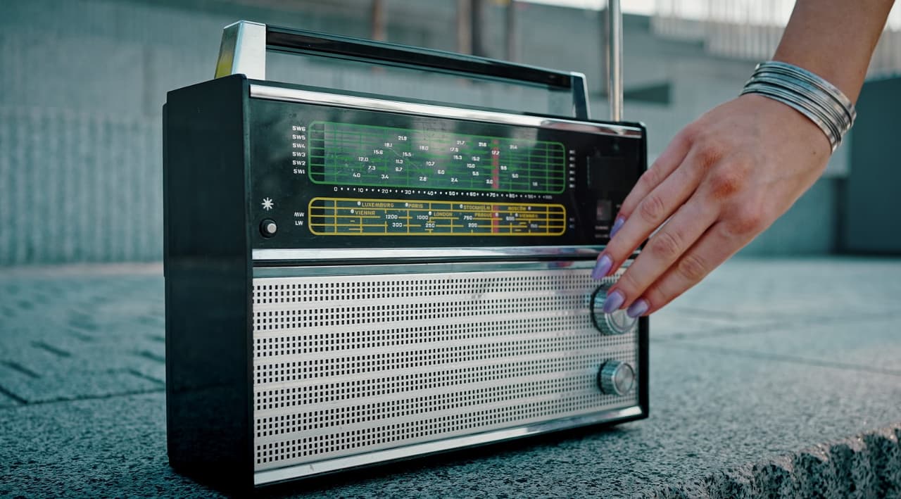 Procure por un radio de baterías y tenga baterías adicionales para el equipo. En el caso de que su teléfono móvil se descargue, este dispositivo le permitirá sintonizar las actualicaciones en su área.