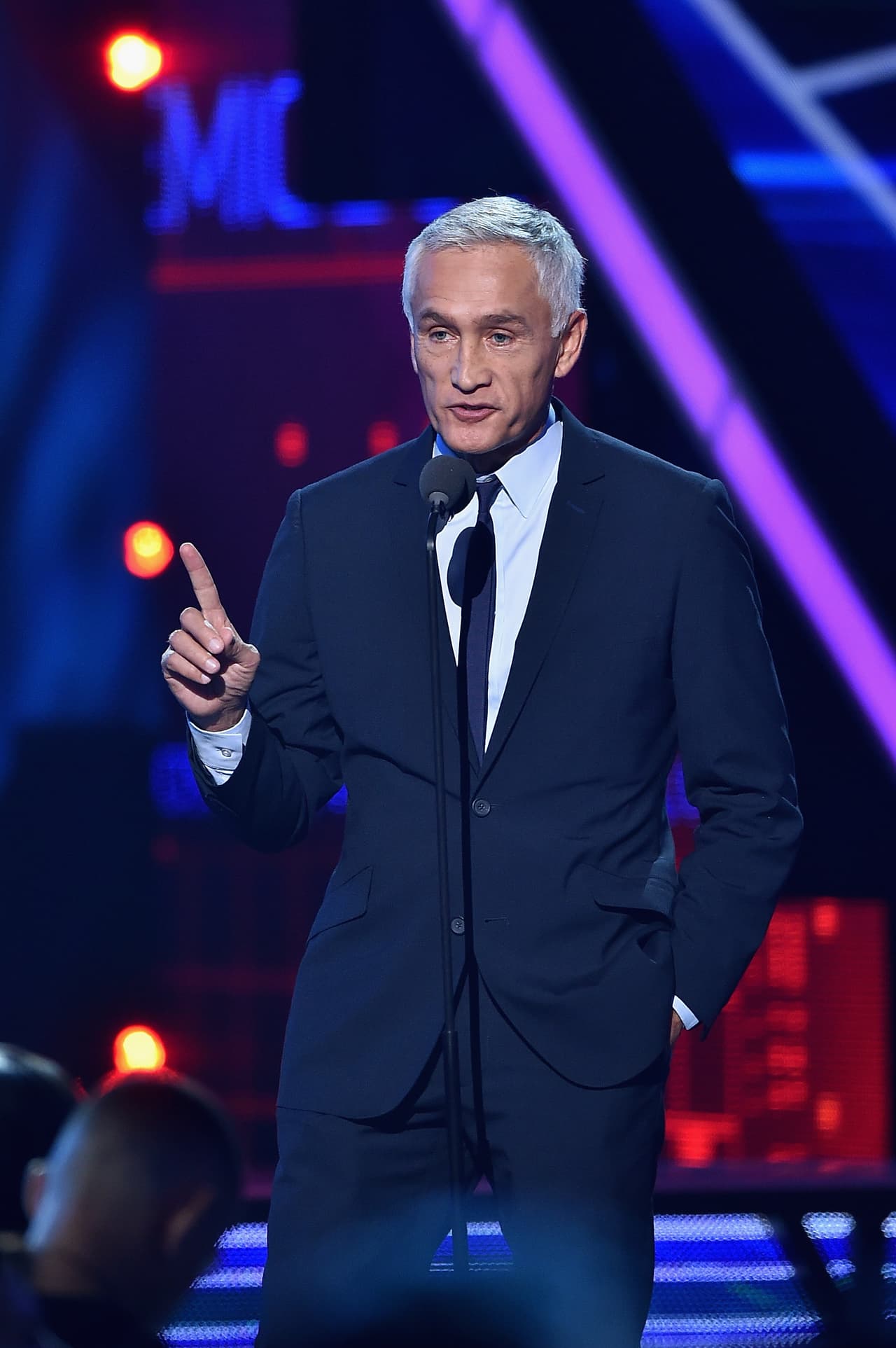 El conductor de noticias Jorge Ramos lució sobrio, pero elegante durante la gala de 2015.