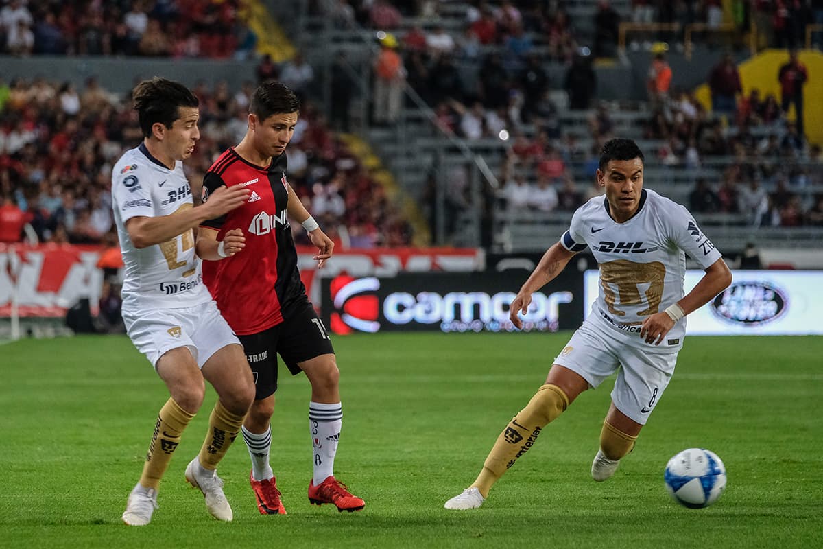 Con un hombre más y dos goles de ventaja, Pumas controló el resto del partido, aislando la intención ofensiva de Atlas.