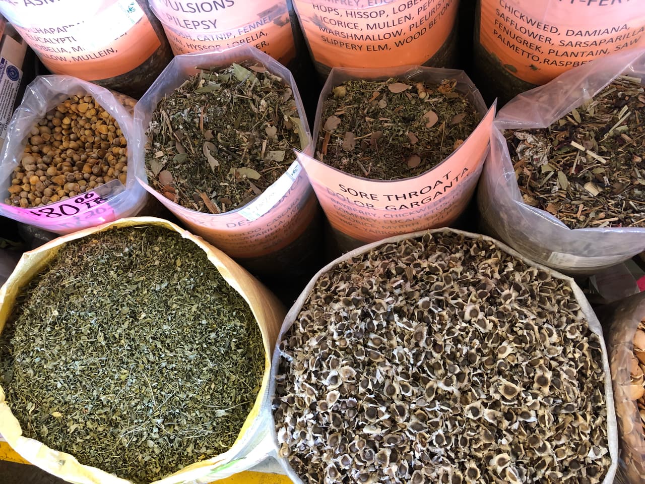 El uso de hierbas como remedios caseros, es una de las tradiciones que los hispanos trajeron consigo a Estados Unidos, pero en este país se les considera como suplementos alimentarios y no son reguladas por la Administración de Alimentos y Medicamentos de Estados Unidos (FDA).