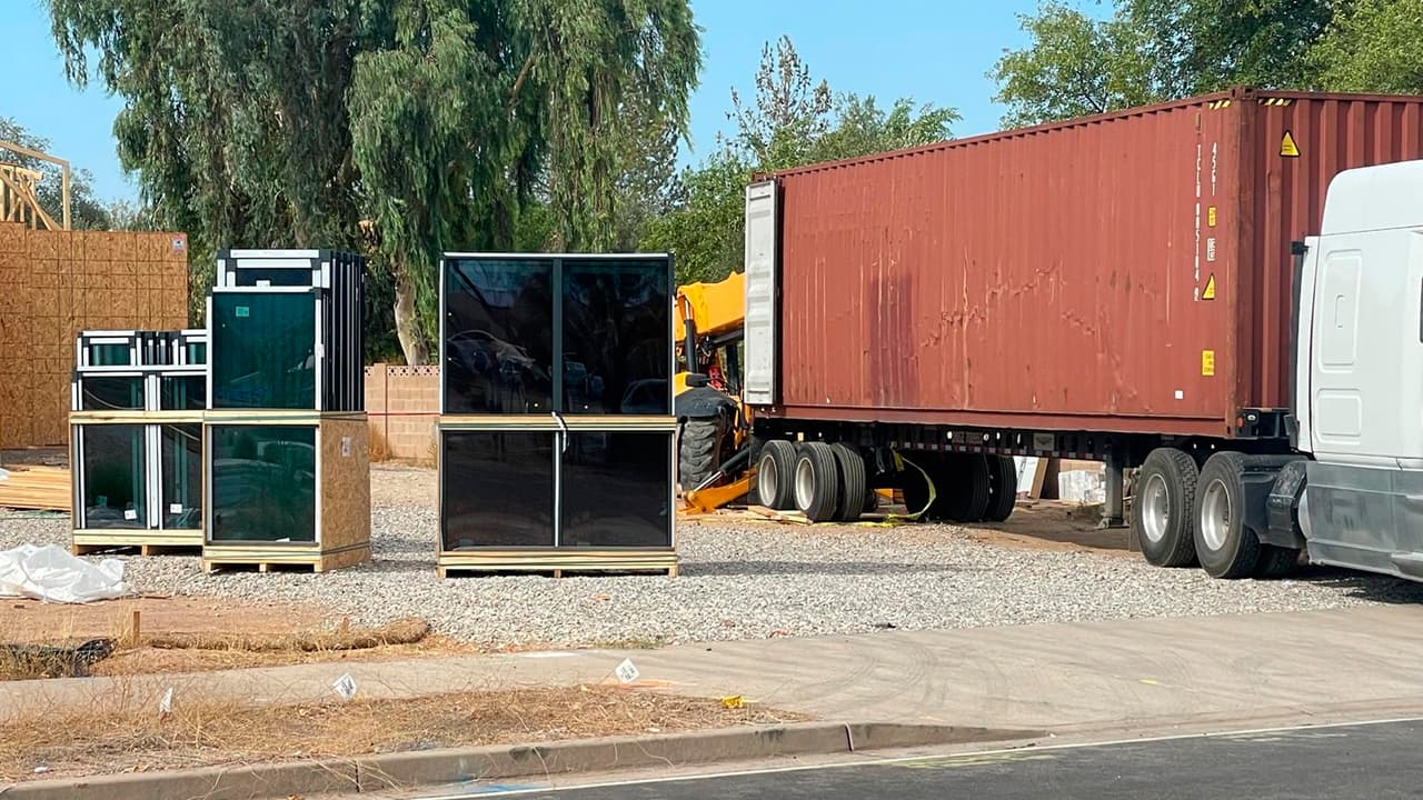 Trabajador muere aplastado cuando descargaba materiales de construcción en Paradise Valley