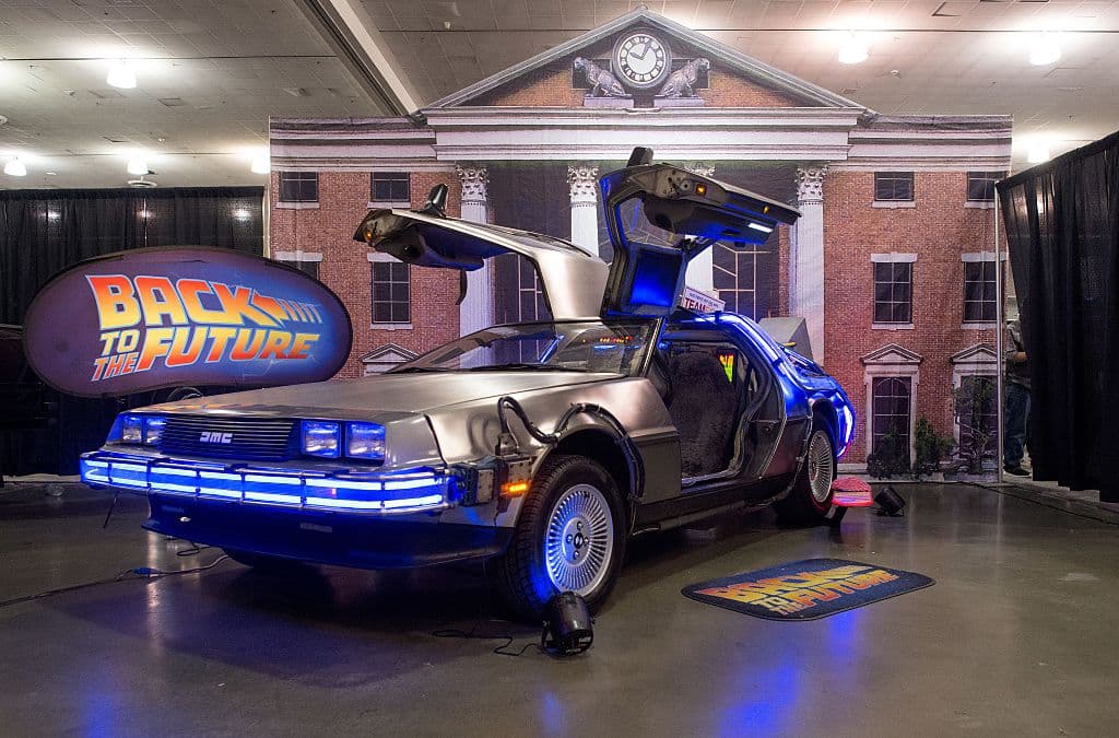 Cómo olvidar las aventuras de ‘Marty’ y el ‘Doc’ regresando a la década de los 50 en el DeLorean, automóvil que causó revuelo.