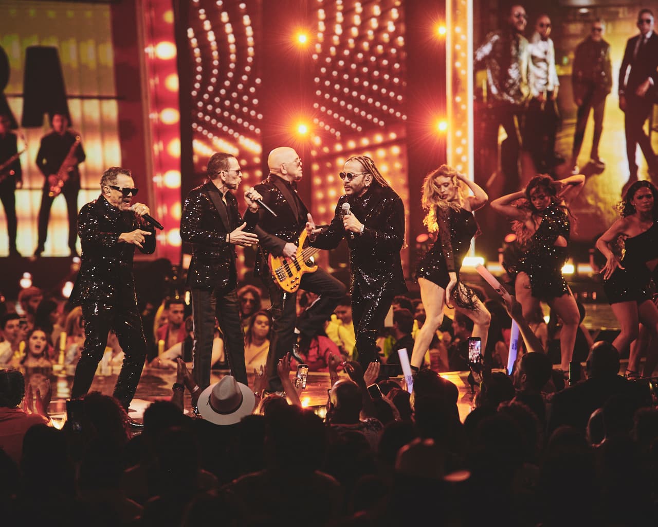 Esta presentación desbordó energía y sabor sobre el escenario. Como representantes del merengue, pusieron a bailar a todos al interpretar los temas 'El Palo', 'Dale Vieja Dale', 'La Dueña Del Swing', 'Alegría', 'Rompecintura', 'Cumande'.