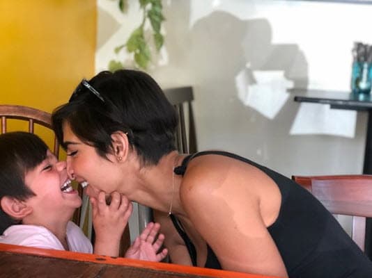 “Marlene Favela (quien realizó este mismo personaje en la versión de 2004) dentro de la telenovela tenía el cabello muy largo, era una doctora muy sexy, y estamos hablando de cambiar completamente, es una persona enfocada en su trabajo que no le importa su aspecto físico tanto como entregarse a lo que a ella la apasiona".