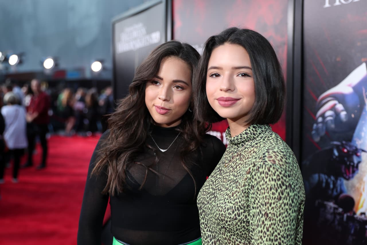 Aneliz Aguilar ya es competencia para su hermana 
<b><a href="https://www.univision.com/shows/latin-grammy/angela-aguilar-se-luce-en-los-latin-grammys-en-verde-y-terciopelo-fotos" target="_blank">Ángela Aguilar</a></b>, pues cada vez gana más popularidad en redes sociales.