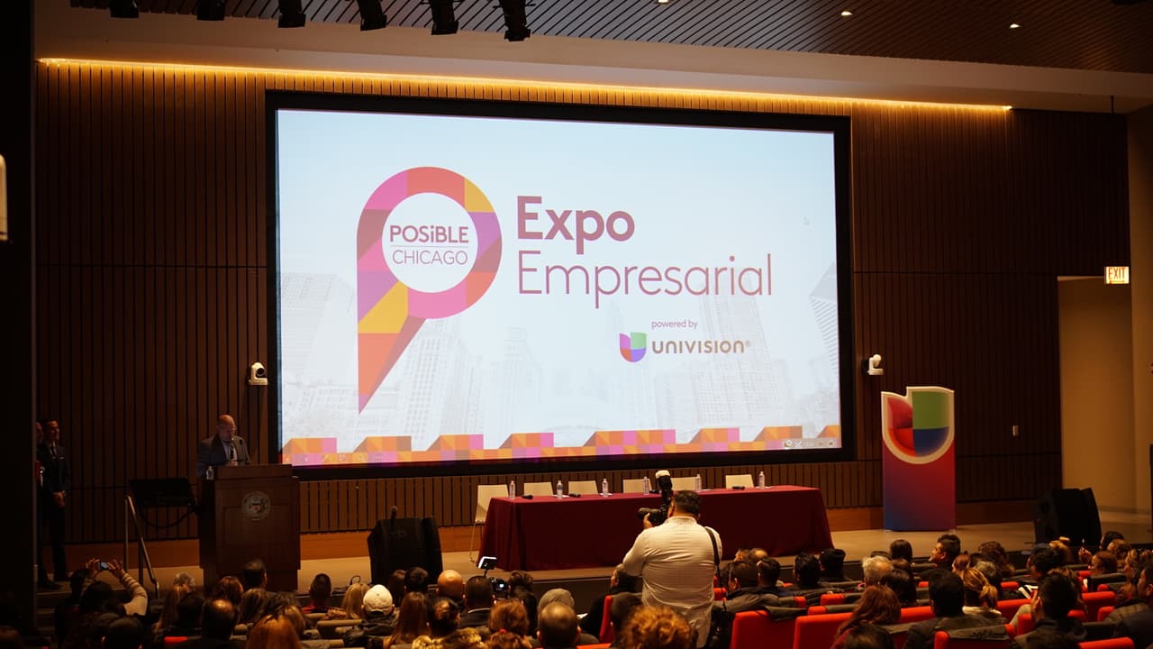 Doug Levy (en el podio), dio una cálida bienvenida a todos los asistentes, ávidos de conocimiento empresarial y de negocios.