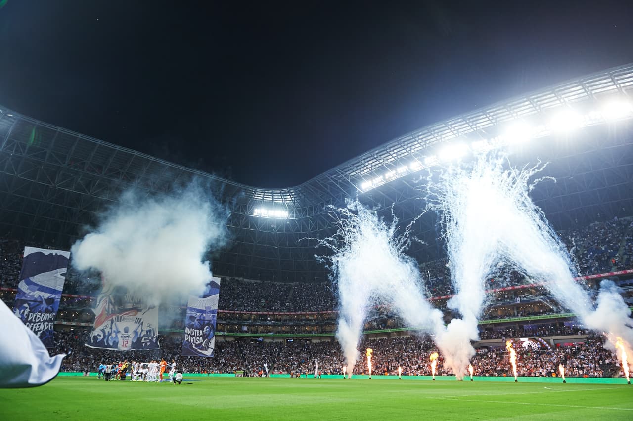 El Gigante de Acero hizo su parte para alentar a sus futbolistas.