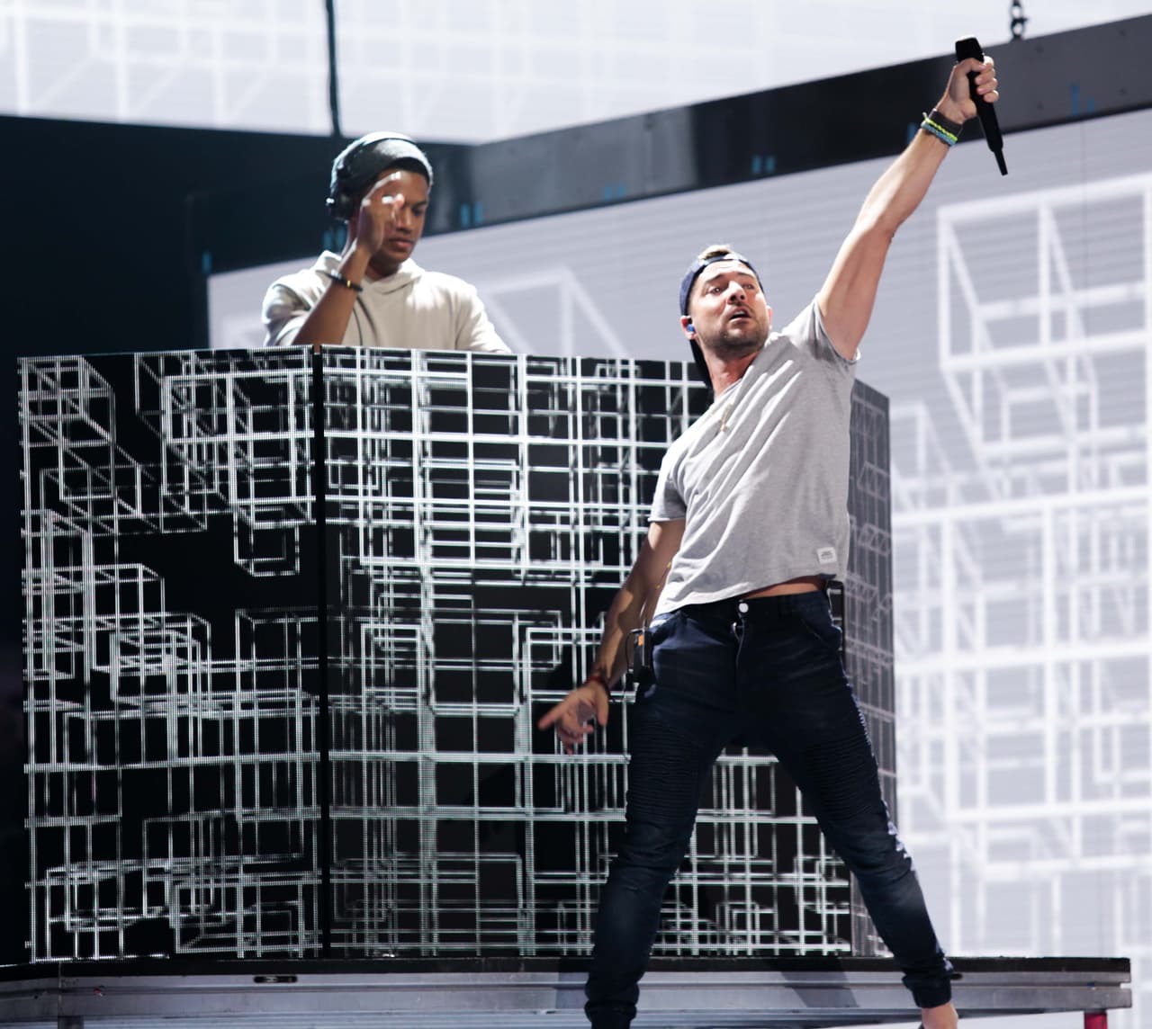 Aunque en los ensayos no hizo su característica vuelta, no dejo un momento de embelesarnos con su música.