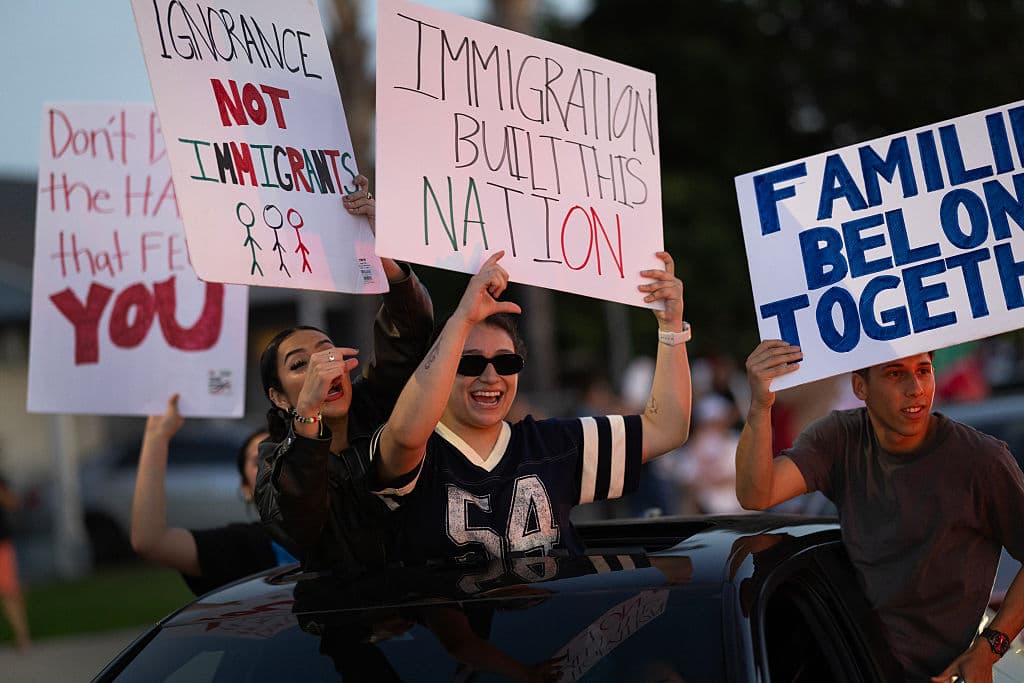 Con sus pancartas otros recordaron que "los inmigrantes construyeron esta nación" y que "las familias deben estar unidas", entre otros datos.