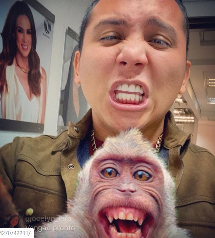 Los comentarios no pararon ahí. Entre lo que recibió por parte de sus fans fue la petición de que se atreviera a publicar una foto con un desnudo frontal. Un seguidor le dijo "es de mala educación dar la espalda". 
<br>