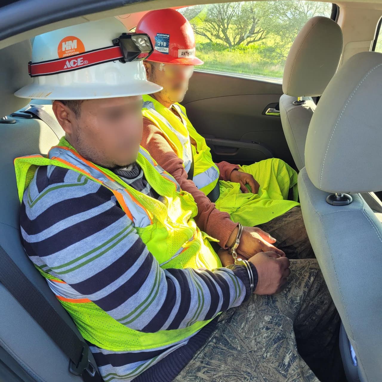 Un agente de la estación Willcox detuvo un sedán en la SR-80 y descubrió a un ciudadano estadounidense y a dos ciudadanos mexicanos indocumentados que los traían "disfrazados" de trabajadores de la construcción con cascos y chalecos reflectivos, tuiteó la Patrulla Fronteriza.