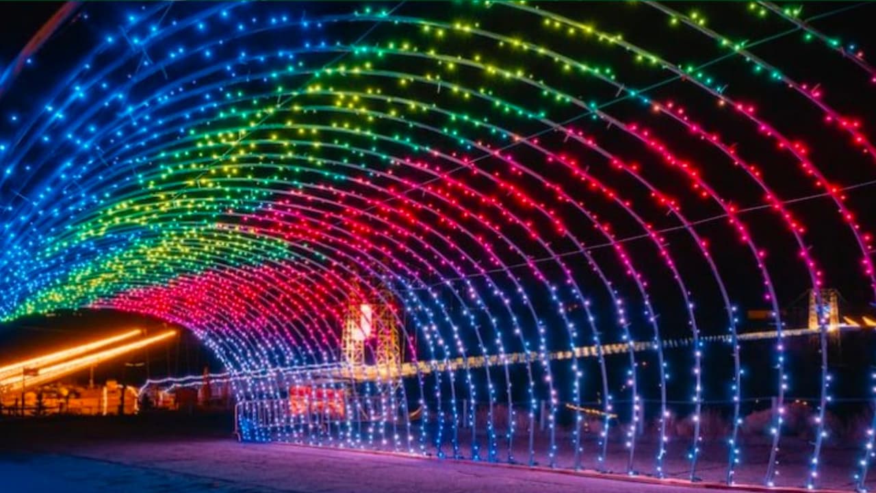 <b>Más de 180,000 luces titilan al ritmo de villancicos en el centro de Frisco</b>. Puedes explorar el lugar en vehículo o a pie mientras disfrutas de música que llena toda la plaza. La decoración de este año destaca 
<b>con miles de luces en los bordes de los techos</b>. ¡Un festín visual para toda la familia!
<br>💰 
<b>Gratis </b>(Visitas a Santa cuestan unos $30, y el paseo por el túnel de luces $6 por persona).
<br>⏰ Hasta el 6 de enero, 
<b>de 6 a 10 p.m.</b>
<br>📍 
<a href="https://maps.app.goo.gl/nxtQQ9gAjNrkPjSaA" target="_blank">Frisco Square</a>, 
<a href="https://maps.app.goo.gl/6Vtbkk7b4LoPNtGN6" target="_blank">Main Street</a> y 
<a href="https://maps.app.goo.gl/nxtQQ9gAjNrkPjSaA" target="_blank">Coleman Boulevard</a>, Frisco