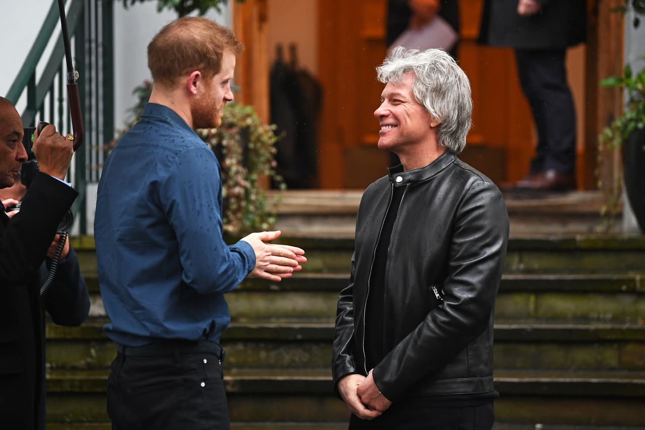 Entrevistado por varios medios, Bon Jovi adelantó que Harry estuvo "excelente. Se sabía la canción, la escuchó varias veces y ya estábamos listos".