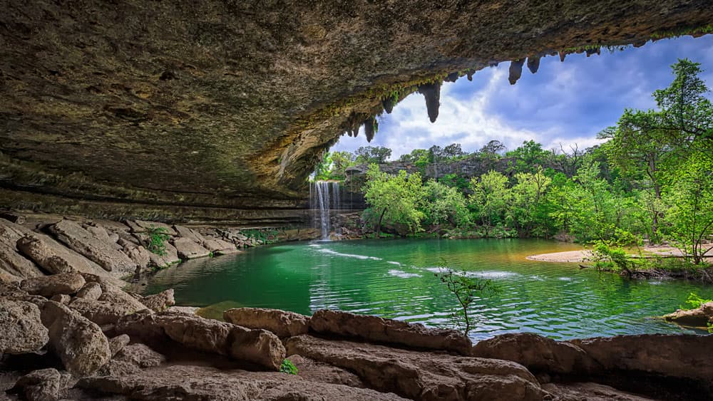 <b><a href="https://www.univision.com/local/austin-kakw/puedes-disfrutar-de-esta-cascada-y-reserva-natural-en-texas-por-20">Reserva de Hamilton Pool </a></b>
<br>
<br>Esta piscina natural está rodeada de una caverna y un cañón, lo que la hace una atracción excelente para tomar fotografías. Sus aguas no siempre están abiertas para el público ya que el nivel de bacteria o recientes lluvias podrían ser una amenaza para los nadadores. Para asistir es necesario hacer una reservación que oscila entre los 8 y los 12 dólares. No está permitido acampar ni llevar mascotas.