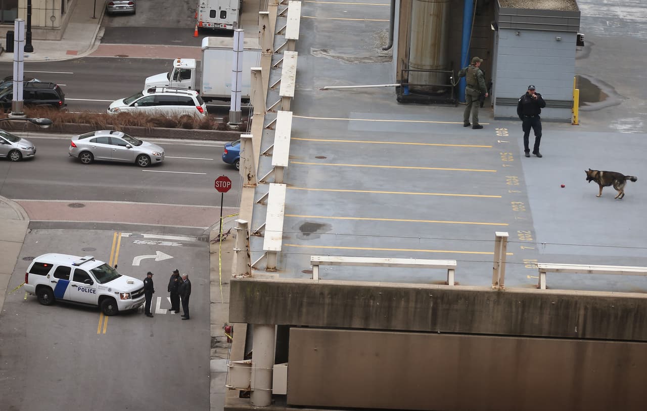 El escape creen que fue entre las 5:00 y las 8:45 am. También fueron vistos en las cámaras de seguridad en las calles Congress Parkway y Michigan Avenue, donde vestían ropa común y no sus uniformes de prisión.