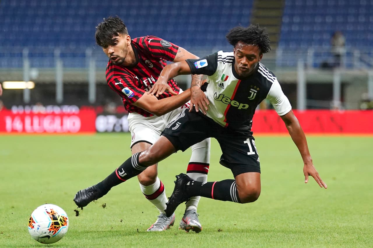 Lucas Paqueta se desespera en la presión a Juan Cuadrado y termina regalando una ridícula falta.