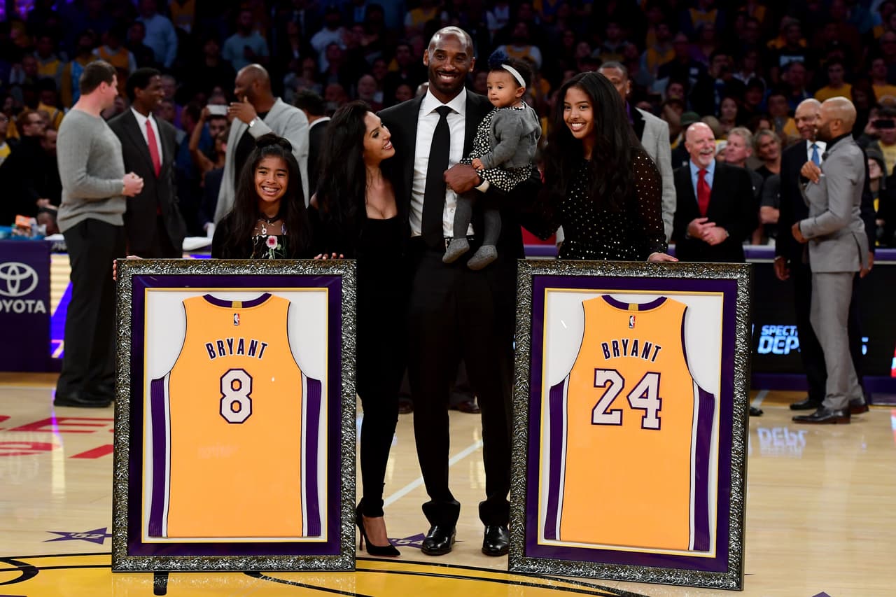 El cortometraje, titulado 'Dear basketball', fue escrito, protagonizado y narrado por Kobe Bryant. Es la carta en la que el jugador anunció su retirada el 29 de noviembre de 2015. Se proyectó en el estadio Staples Center el día en el que Los Lakers retiraron los números 8 y 24 de Kobe Bryant.