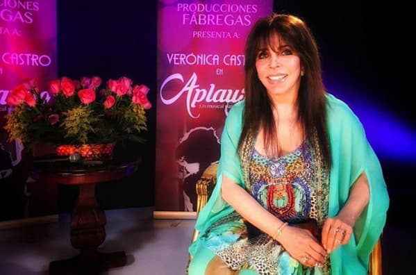 Por eso ha encontrado buena compañía en la soledad: "Esta soledad de repente me pesa, pero si le sabes sacar provecho a la soledad también es hermosa porque también te das cuenta de que tienes muchas cosas por dentro y puedes hacer muchas cosas por fuera, yo me volví muy manual, me di cuenta de que me encantan las manualidades, tejer, coser, te das cuenta de que eres creativa y tu pensamiento puede volar a otra parte", dijo a Televisa Espectáculos.