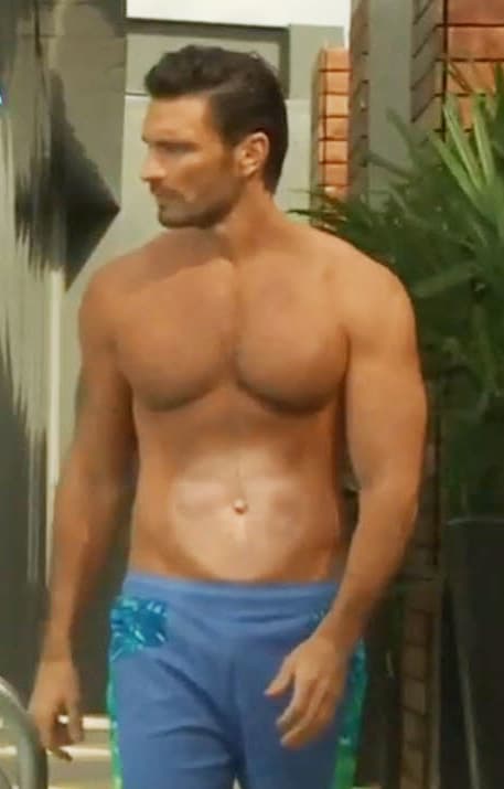 "La gente en realidad piensa que no tienes ombligo o que estoy todo gordo y me retocaron y me pusieron abdominales. Nada que ver eso, no es verdad", aclaró.
<br>