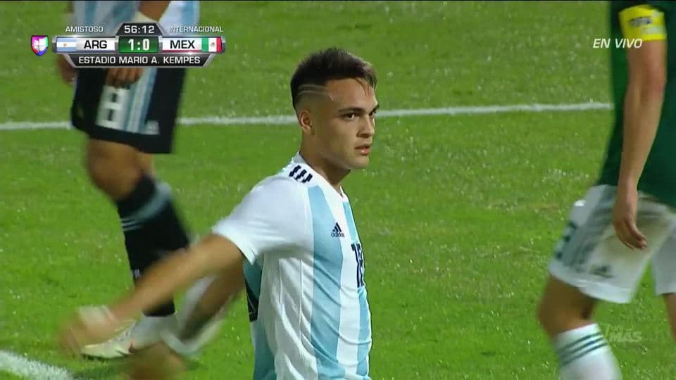 Tiro desviado de Lautaro Martínez