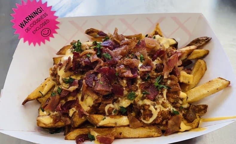 <b>Not just a Fry Guy </b>
<br>
<b>Teléfono</b>: (919) 621-5497
<br>
<b>Sitio web</b>:
<a href="https://www.facebook.com/notjustafryguy/">https://www.facebook.com/notjustafryguy/</a>
<br>
<br>Camión de comida que sirve especialidades de papas fritas acompañadas de otros ingredientes.