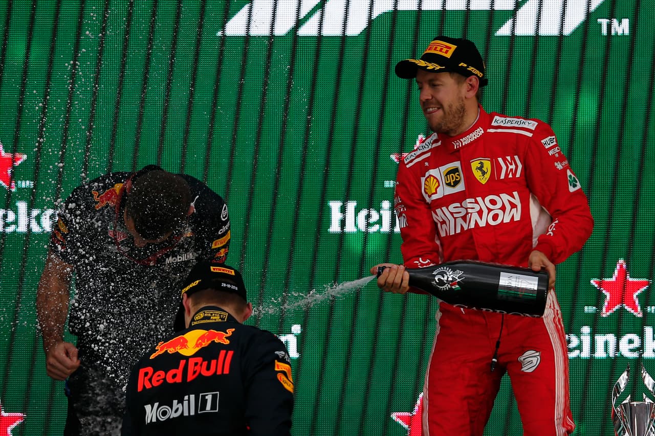 Max Verstappen, Sebastian Vettel y Kimi Räikkönen pusieron a izar las banderas de Holanda, Alemania y Finlandia desde el podio, en el que no estuvo esta vez Hamilton.