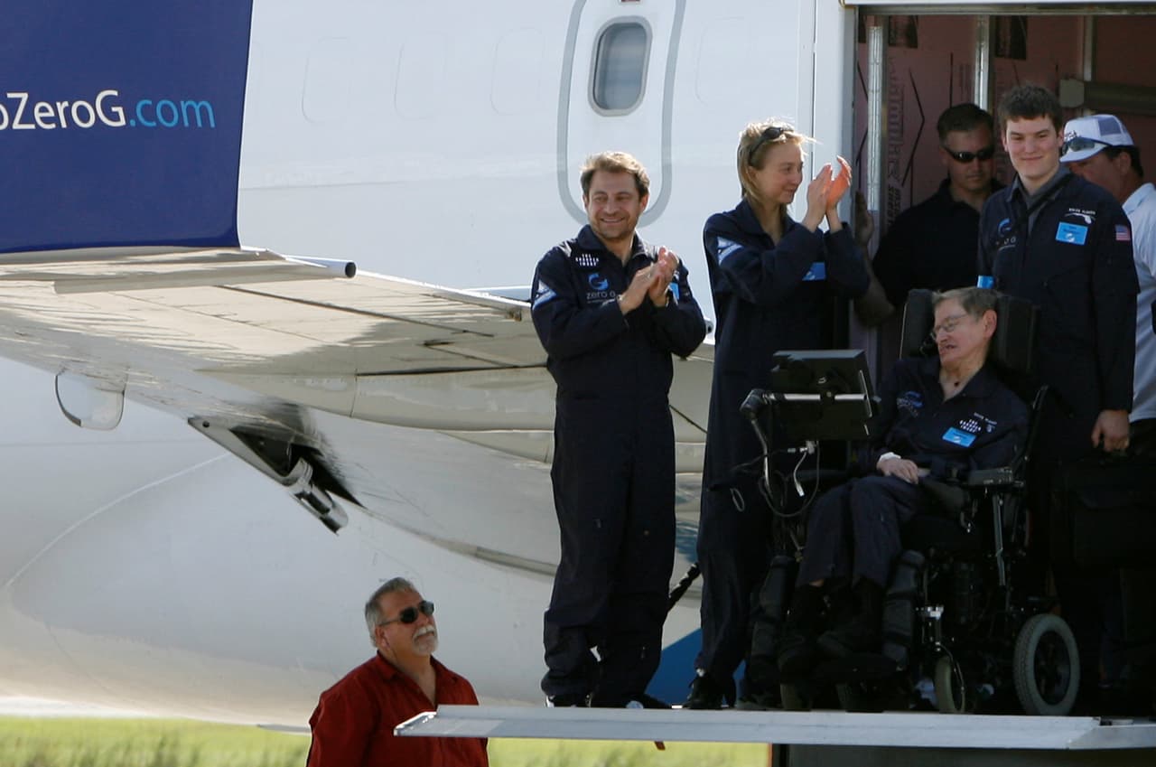 El director de ZERO-G, Peter Diamandis, de pie al lado de Hawking luego de visitar el centro espacial de la NASA, en Cabo Cañaveral en abril de 2007l