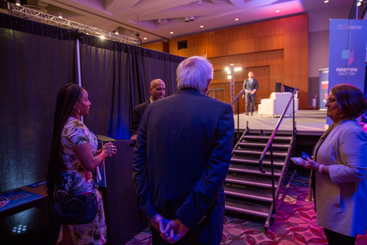El siguiente candidato fue Bernie Sanders y al entrar al foro dijo que el actual presidente "es una vergüenza". "Nosotros sabemos que Trump está haciendo algo sin precedentes como presidente: para poder ganar votos está apelando a los instintos más básicos, está tratando de dividir a este país". En la foto el senador por Vermont justo antes de subir al escenario.