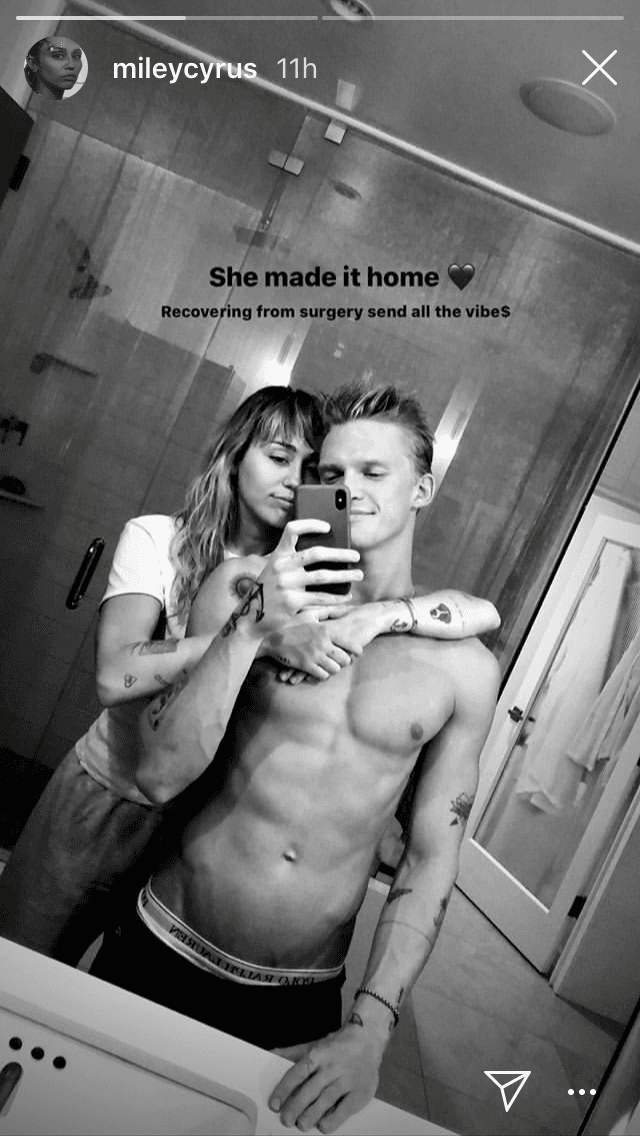 Desde el pasado 3 de octubre, a Cyrus se le relaciona sentimentalmente con el cantante australiano Cody Simpson. Incluso, 
<b><a href="https://www.univision.com/famosos/las-madres-de-miley-cyrus-y-cody-simpson-le-dan-la-bendicion-a-la-relacion-que-tienen-sus-hijos-fotos   " target="_blank">sus madres aprobaron</a></b> la relación que tienen. 
<br>