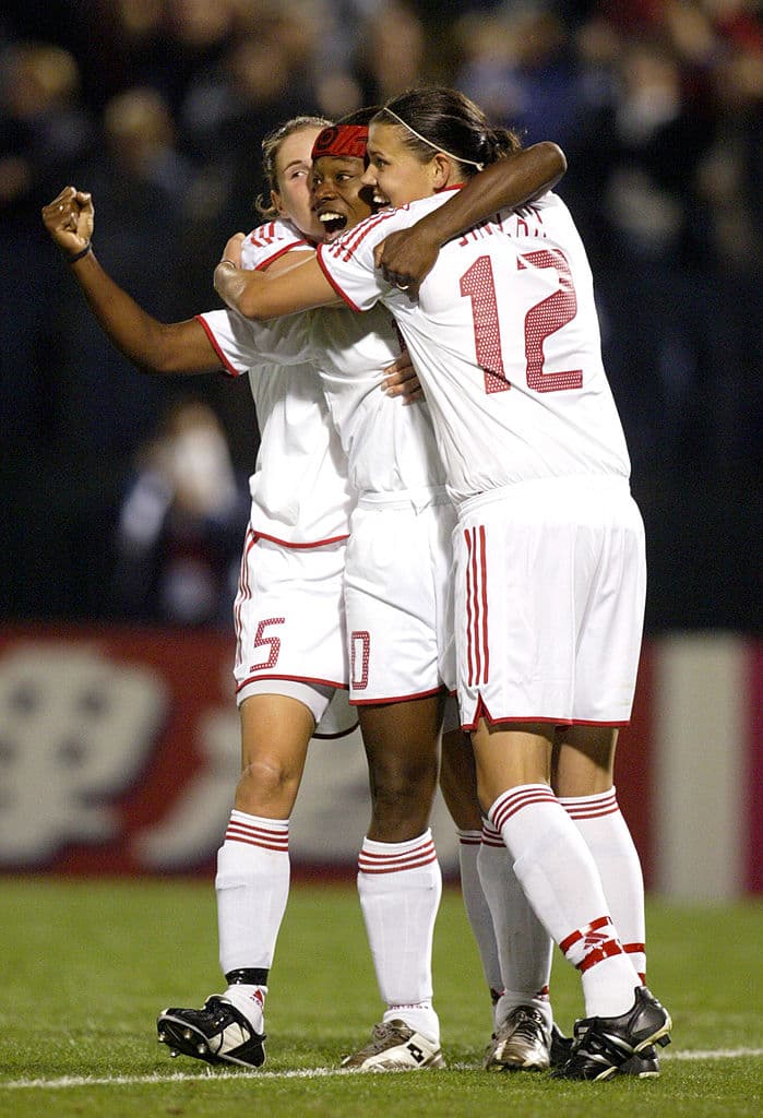 Charmaine Hooper (10) celebra el gol del triunfo con sus compañeras de Canadá en PGE Park en Portland, Oregon, el 2 de octubre de 2003. Aquella ocasión Canadá venció 1-0 a China en los Cuartos de Final de la Copa Mundial Femenina en estados Unidos