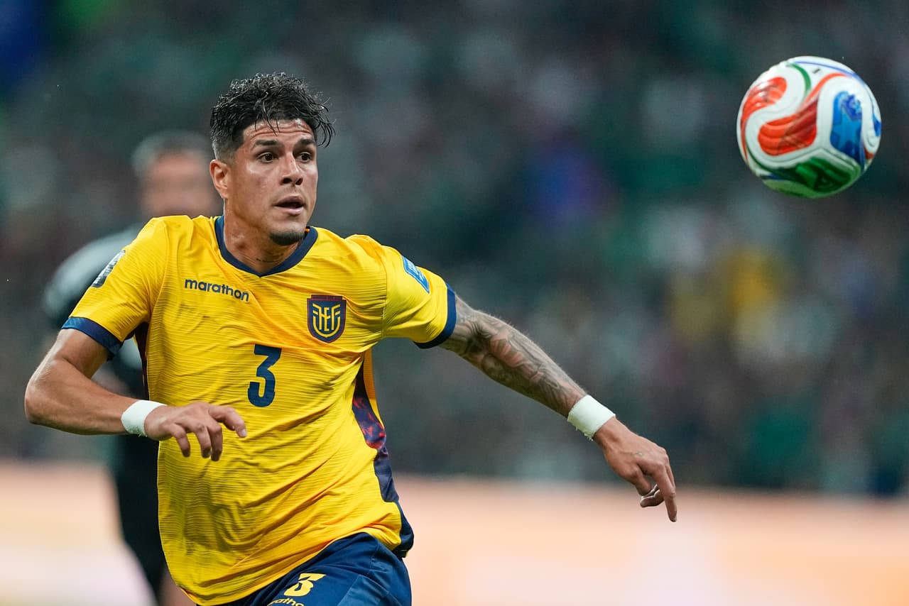 El ecuatoriano Piero Hincapié (3) persigue el balón durante el partido de dieciseisavos de final de la Copa del Mundo entre México y Ecuador en Ciudad de México, el martes 30 de junio de 2026.