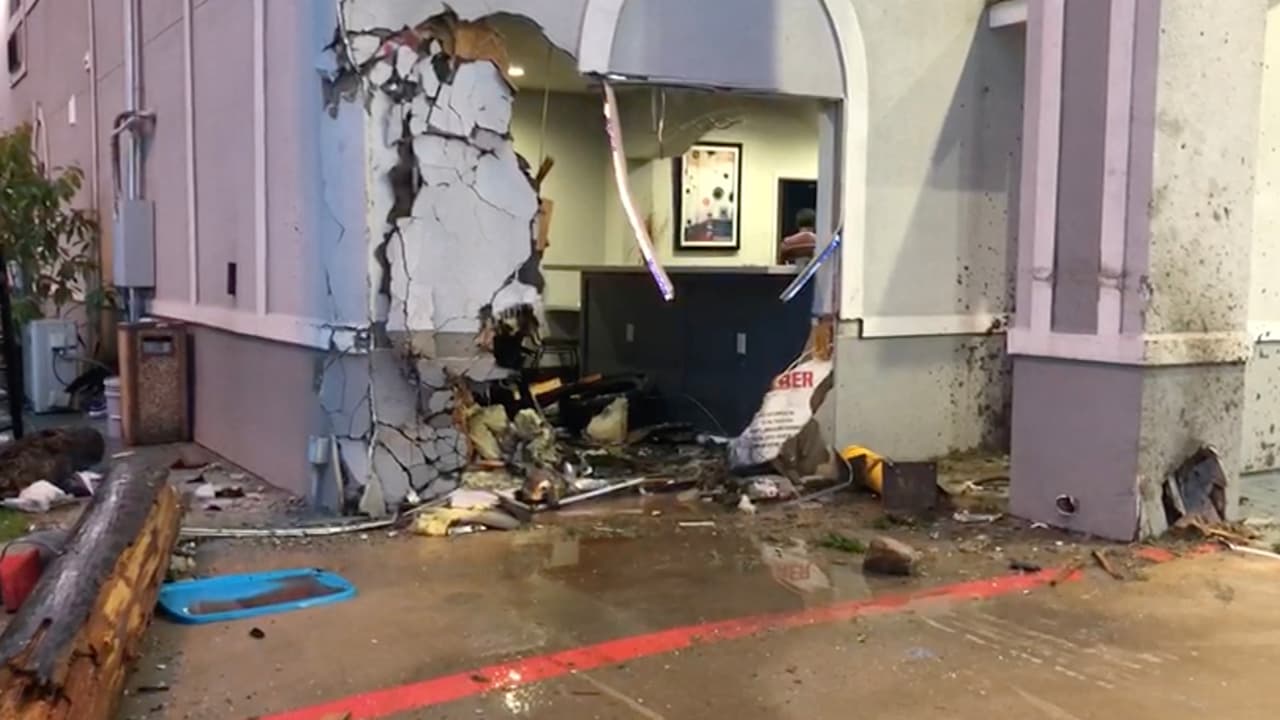 Mueren dos hombres tras choque de un vehículo con un motel Super 8 en el norte de Houston