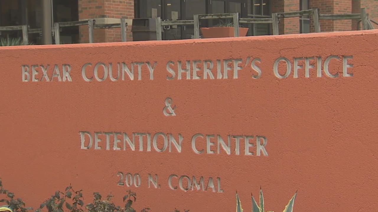 Arrestan a policía de San Antonio tras ser acusado de violencia de género 