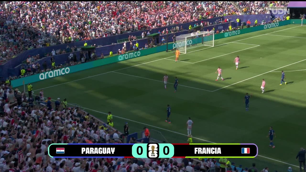 Arranca el partido y la pelota está en juego.