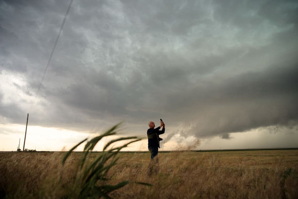 El científico Tim Marshall, un veterano de 40 años en la persecución de tormentas, fotografía una tormenta supercélula durante una misión de investigación de tornados, el 9 de mayo de 2017 en el condado de Lamb, Texas.