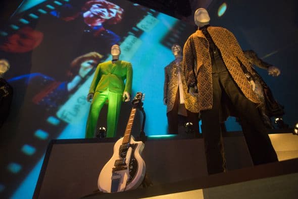La exhibición se presenta en el Museo de Arte Contemporáneo de Chicago desde el 23 de septiembre y documenta la extensa carrera musical de uno de los iconos del glam rock británico.