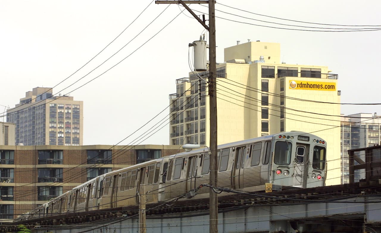 Los trenes de la línea roja son redirigidos tras un adolescente sufrir de un accidente fatal