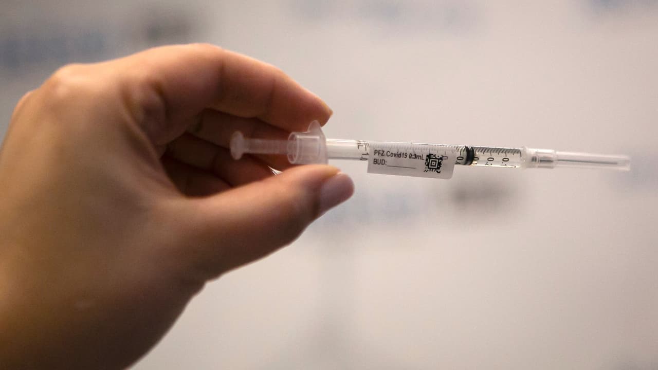 Les administran vacunas sobrantes contra el coronavirus a vecinos del Marlins Park en Miami