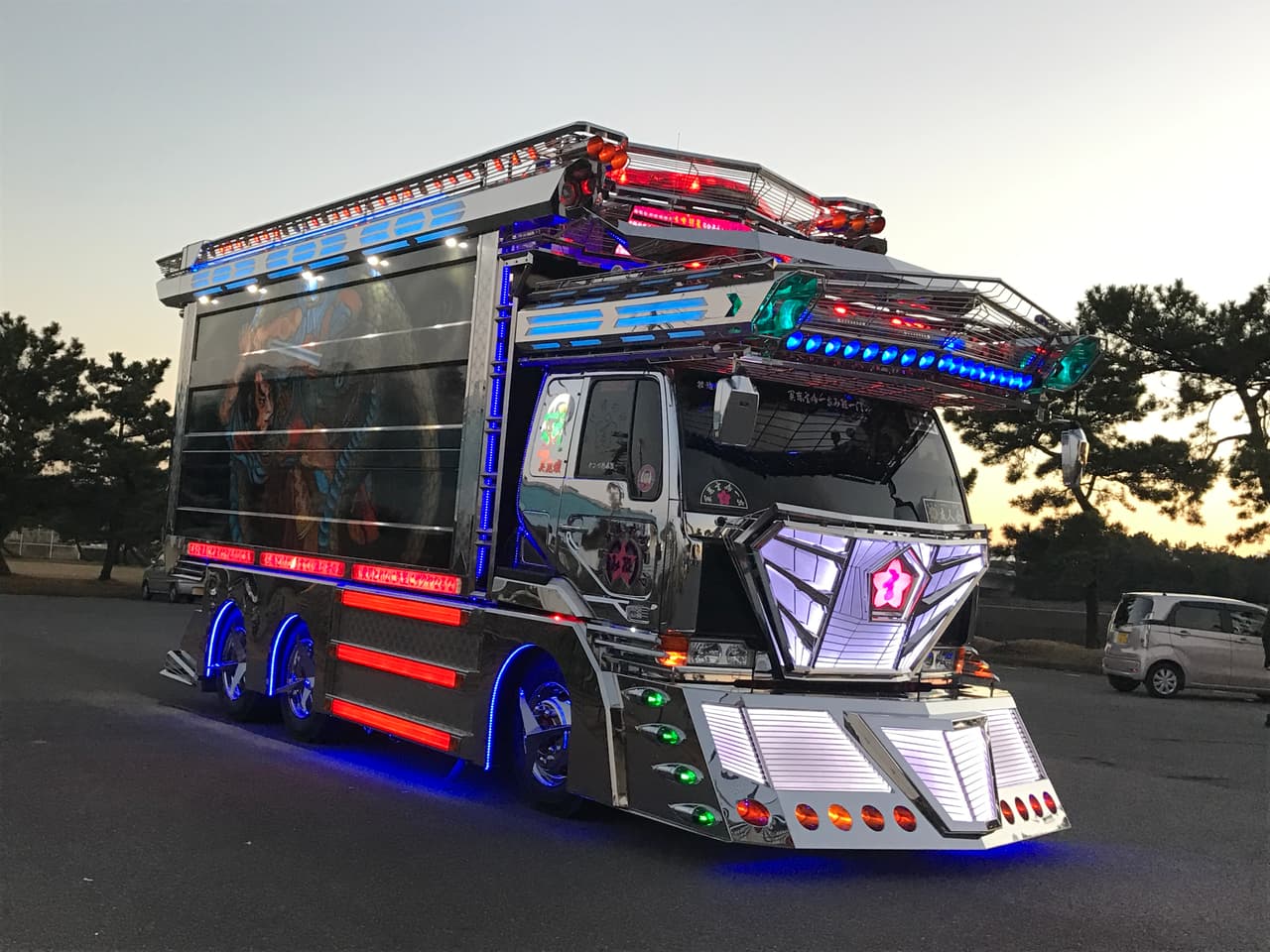 Su dueño asegura haber invertido alrededor de
<b> 100,000 dólares en su transformación. </b>Este camión originalmente era utilizado como camión de basura, hasta que llegó a sus manos. El requisito del 'dekotora' es equiparlo con la mayor cantidad de cromo, luces y accesorios: spoilers, difusores.