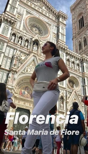 Ya instalados en Florencia, la excantante compartió esta postal frente a la Catedral de Santa María de Fiore, una de las obras maestras del arte gótico y del Renacimiento italiano.