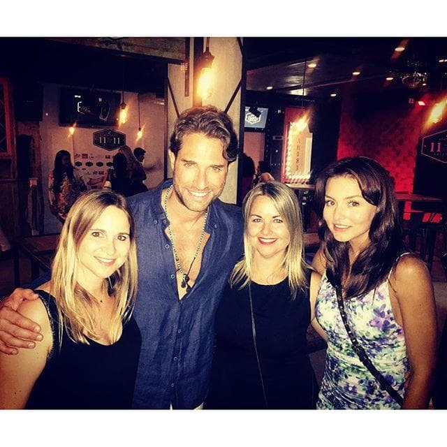 Todo indica que la relación va muy en serio, pues la actriz se lleva de maravilla con la familia del actor cada vez que viajan a España.