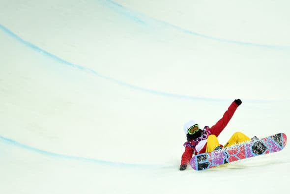 La china Cai Xuetong se estrella mientras cometía en Snowboard en el Khutor Extreme Park.