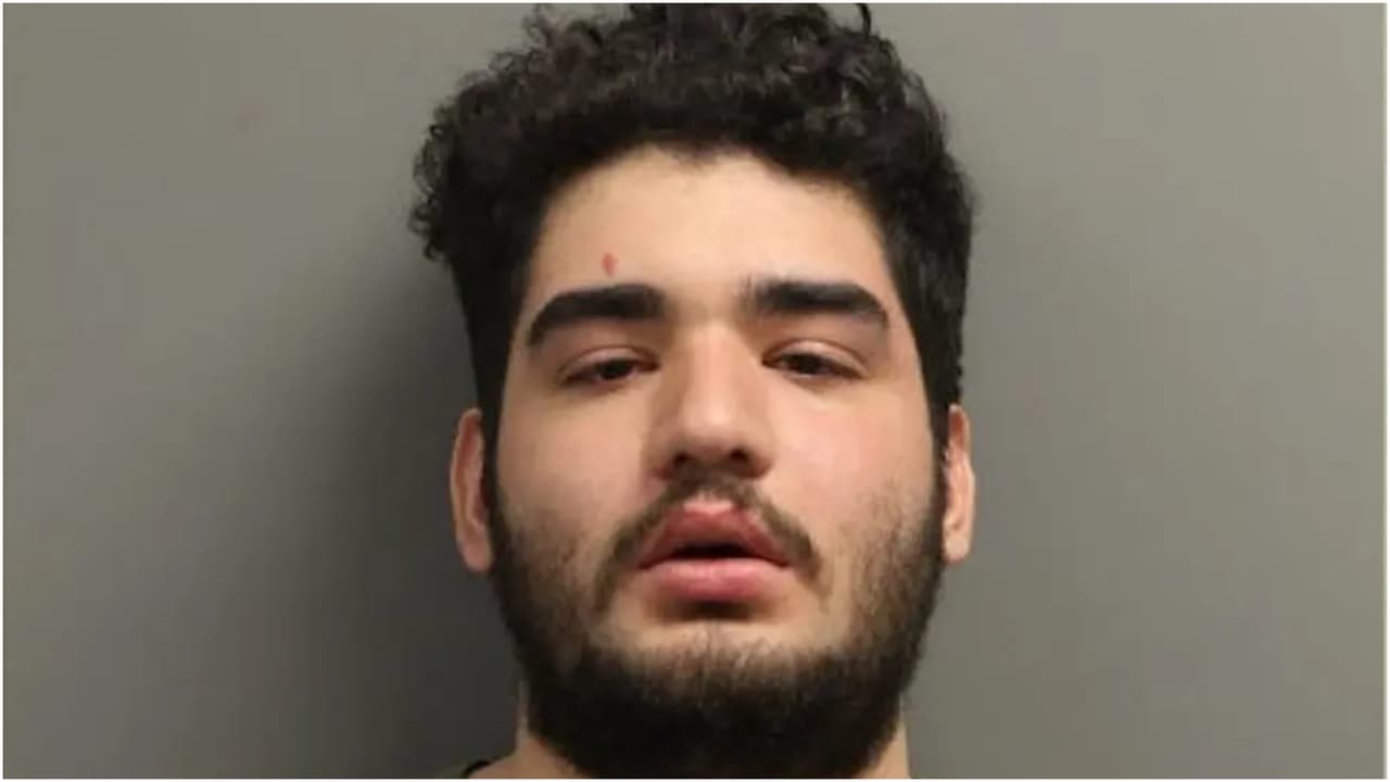 Acusan a joven de 21 años de apuñalar hasta la muerte a su propio papá