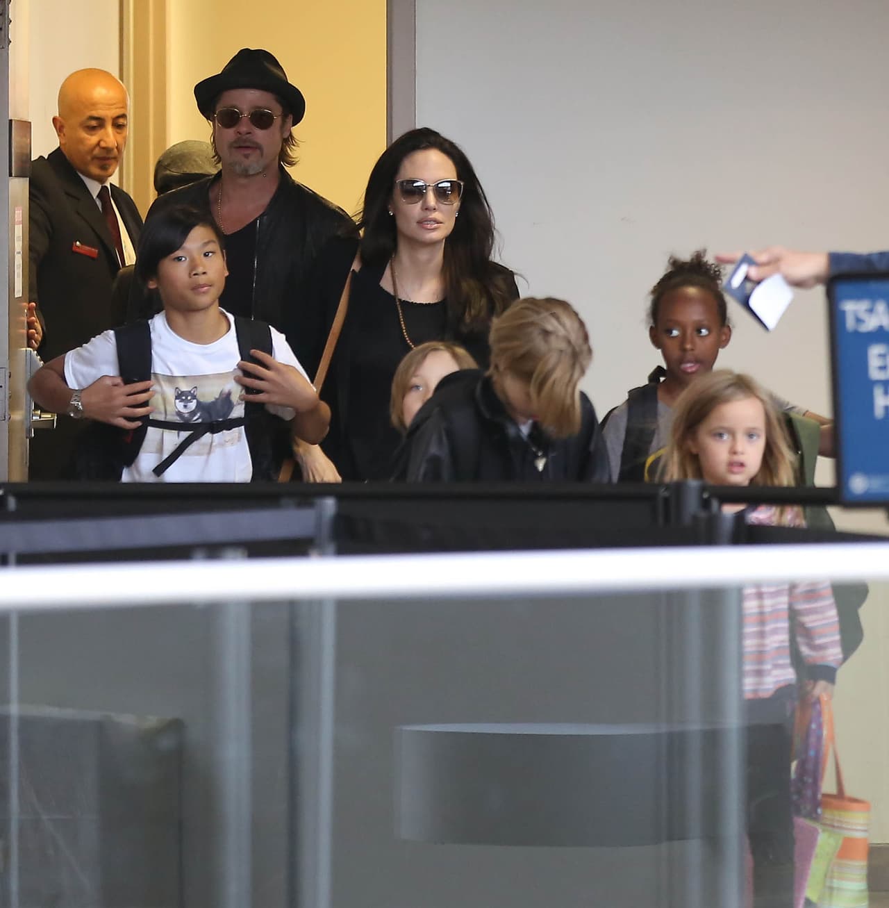 El famoso matrimonio arribó al aeropuerto de Los Ángeles en compañía de todos sus hijos, ¡son una linda familia!