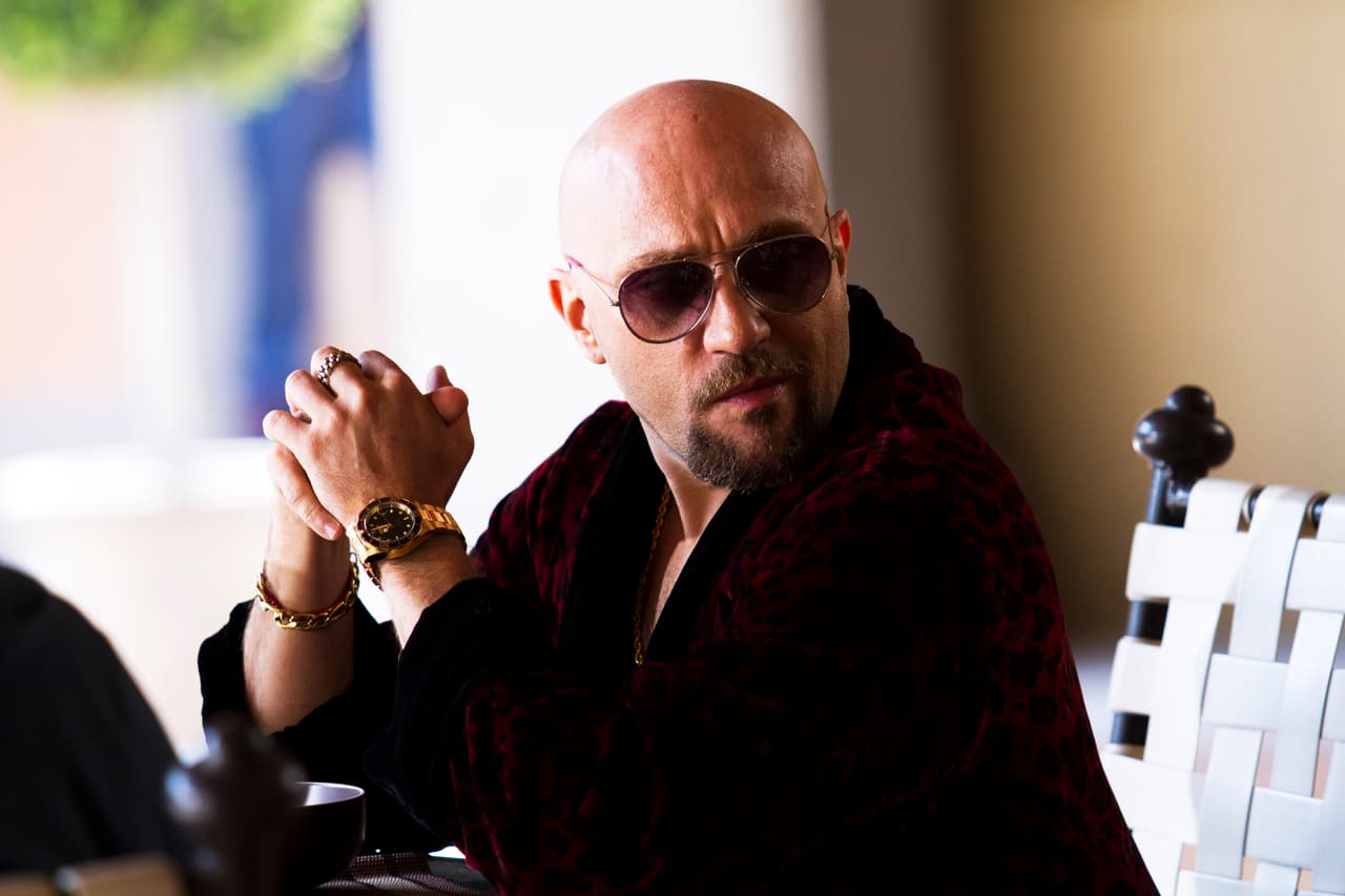 Por su parte, el nuevo enemigo de los Lucio esperaba noticias de su informante el capitán Argüelles.