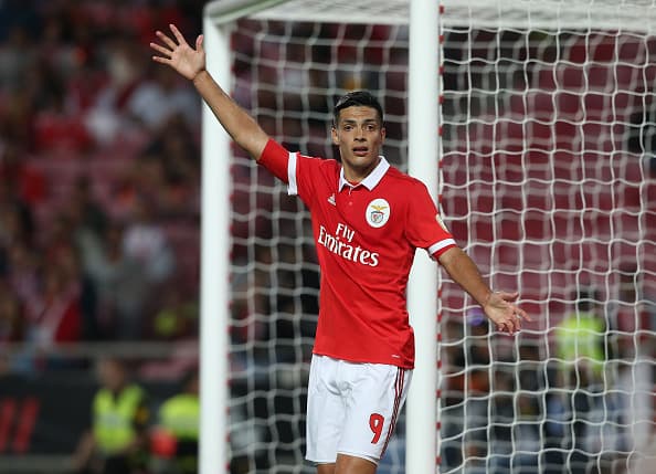 Con Raúl Jiménez los 90 minutos, Benfica empató y entró en crisis