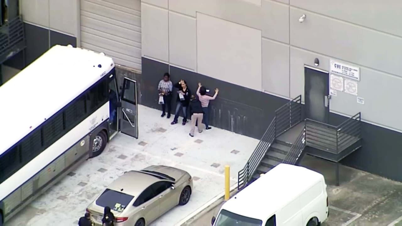 Qué puedes hacer si eres indocumentado y te detienen en un operativo de ICE